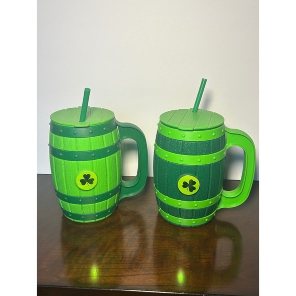 St Patricks Day Green Barrel Mug Set of 2 Plastic Shamrock Beer Stein with Straw